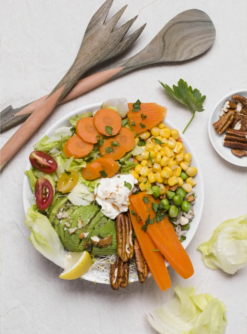 healthy-eating-diet-and-cooking-concept-young-blond-smiling-woman-holding-a-bowl-of-fresh-spinach (1)